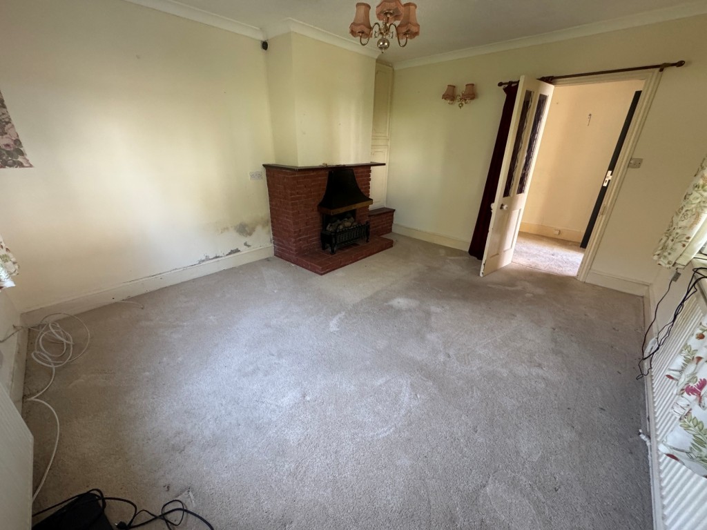 Lot: 94 - TWO-BEDROOM BUNGALOW WITH GARAGE AND PARKING - Living room